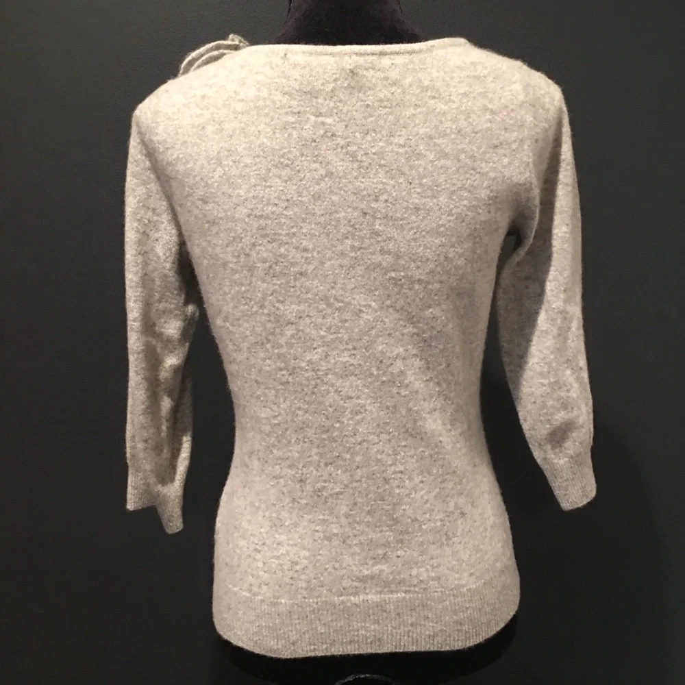 GREY V NECK SWEATER WITH FLOWERS